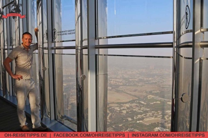 "At the top - Sky Experience": Zu Besuch im 148. Stock des Burj Khalifa in Dubai auf 555 Metern Höhe. Foto: Oliver Heider