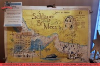"Schlager & Meer"-Kreuzfahrt: Hauptgewinn einer Tombola war eine Seekarte, auf der alle Aktuere unterschrieben haben. Foto: Oliver Heider