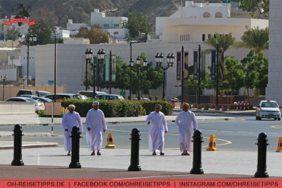 Omanis in traditioneller Kleidung in Muscat. Foto: Oliver Heider