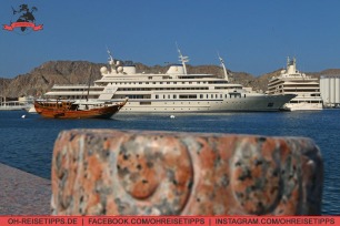 Die Yacht von Sultan Qaboos liegt im Hafen von Muscat im Oman. Foto: Oliver Heider